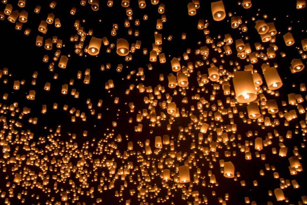Duizenden lantaarns zweven in de lucht op Yee Peng Festival in Chiang Mai, Thailand.