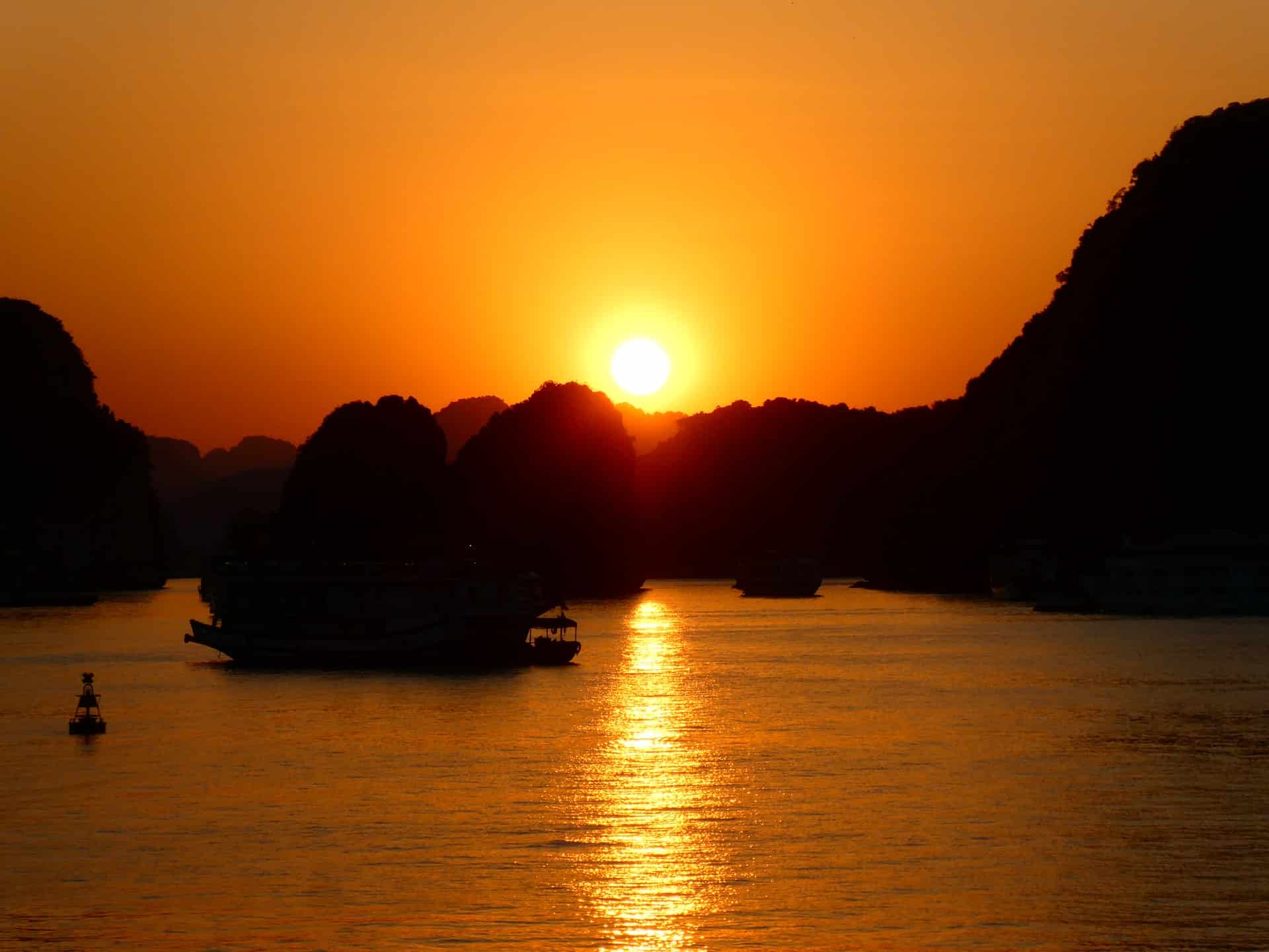 how to visit Halong Bay