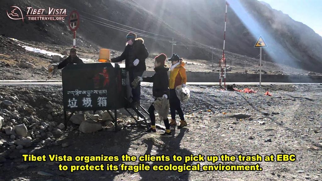 고객과 협력하여 EBC(5200m)에서 쓰레기를 수거합니다.