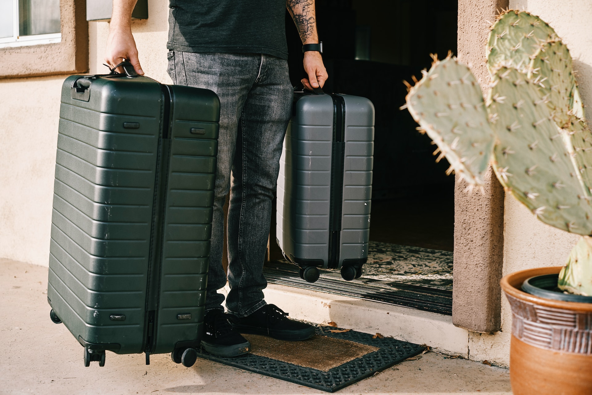 Benefits of Using a Luggage Courier Service