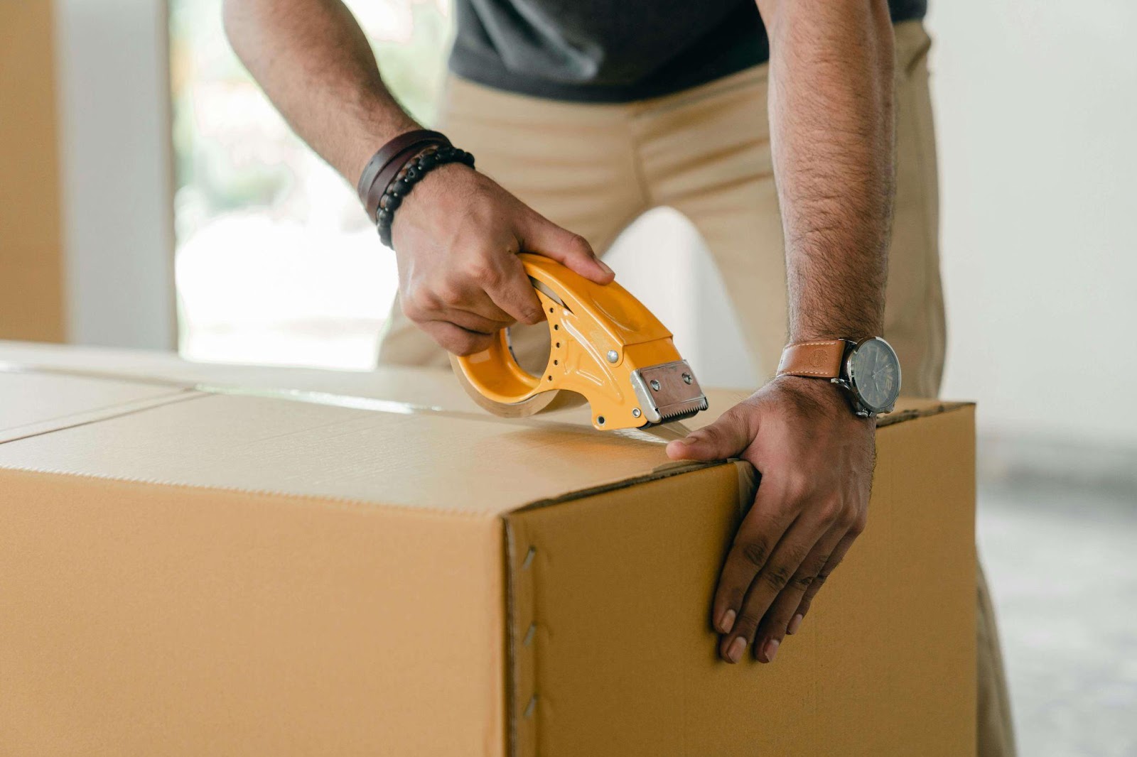 Convenient Ways of Moving Belongings as a Digital Nomad